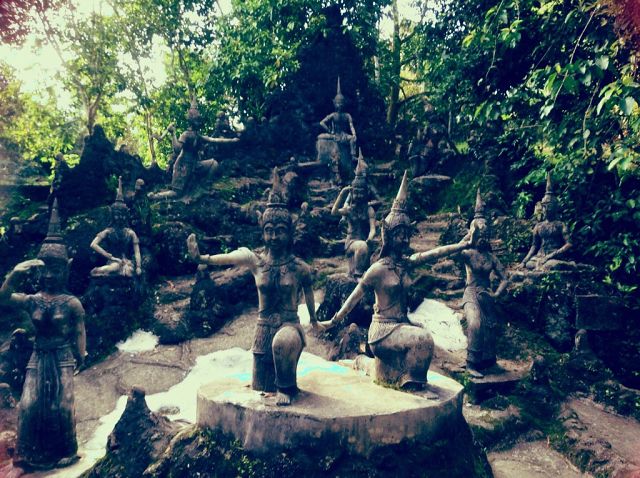 статуи в джунглях